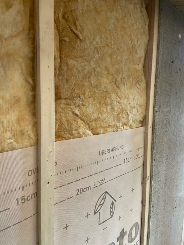 Log cabin wal with insulation and vapour barrier
